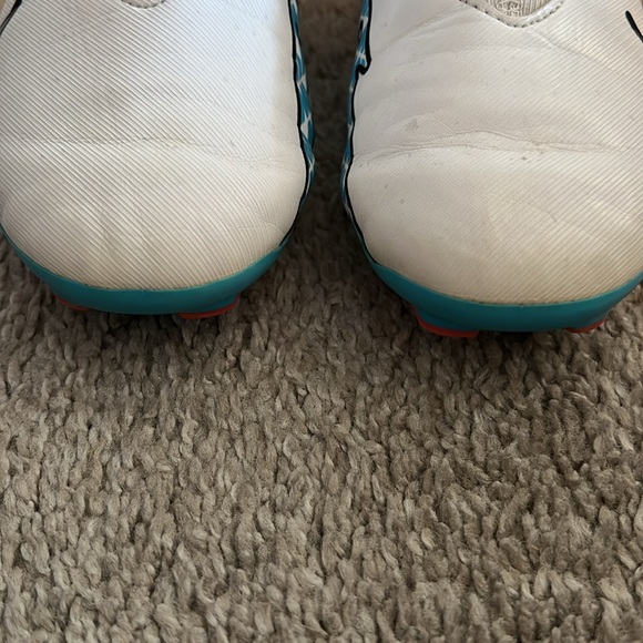 Girls Nike Soccer Cleats - Picture 6 of 8